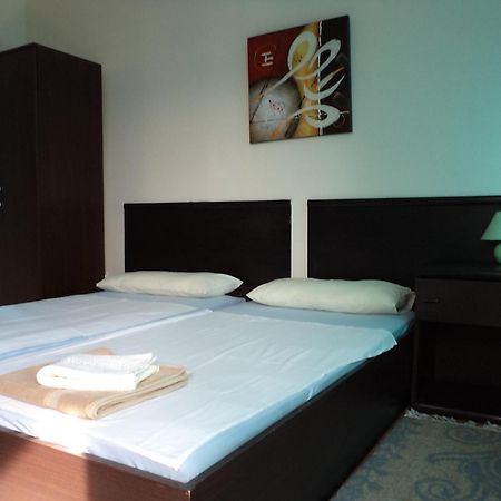 Motel Le Village Скопье Экстерьер фото